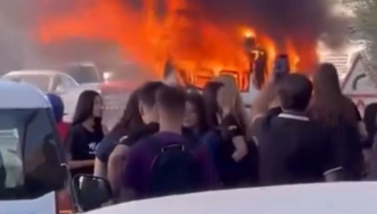 okula giden ogrenci servisinde yangin ogrenciler tahliye edildi sRnIZTKL