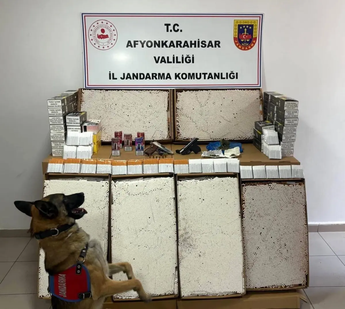 afyonkarahisarda uyusturucu ve silah baskini zjNnTdOD.jpg