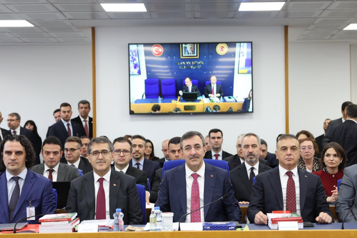 cumhurbaskani yardimcisi cevdet yilmaz 2026 yili butce teklifini meclise sundu 2026 butcesinde 29 milyar lira faiz disi fazla ongoruluyor 1MV2OO8e.png