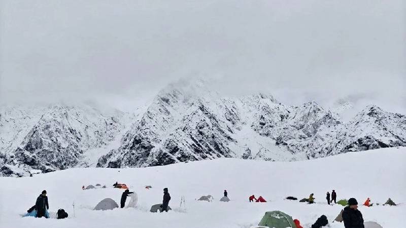 everestte mahsur kalan bin dagci gunler sonra kurtarildi GH3cS4XS