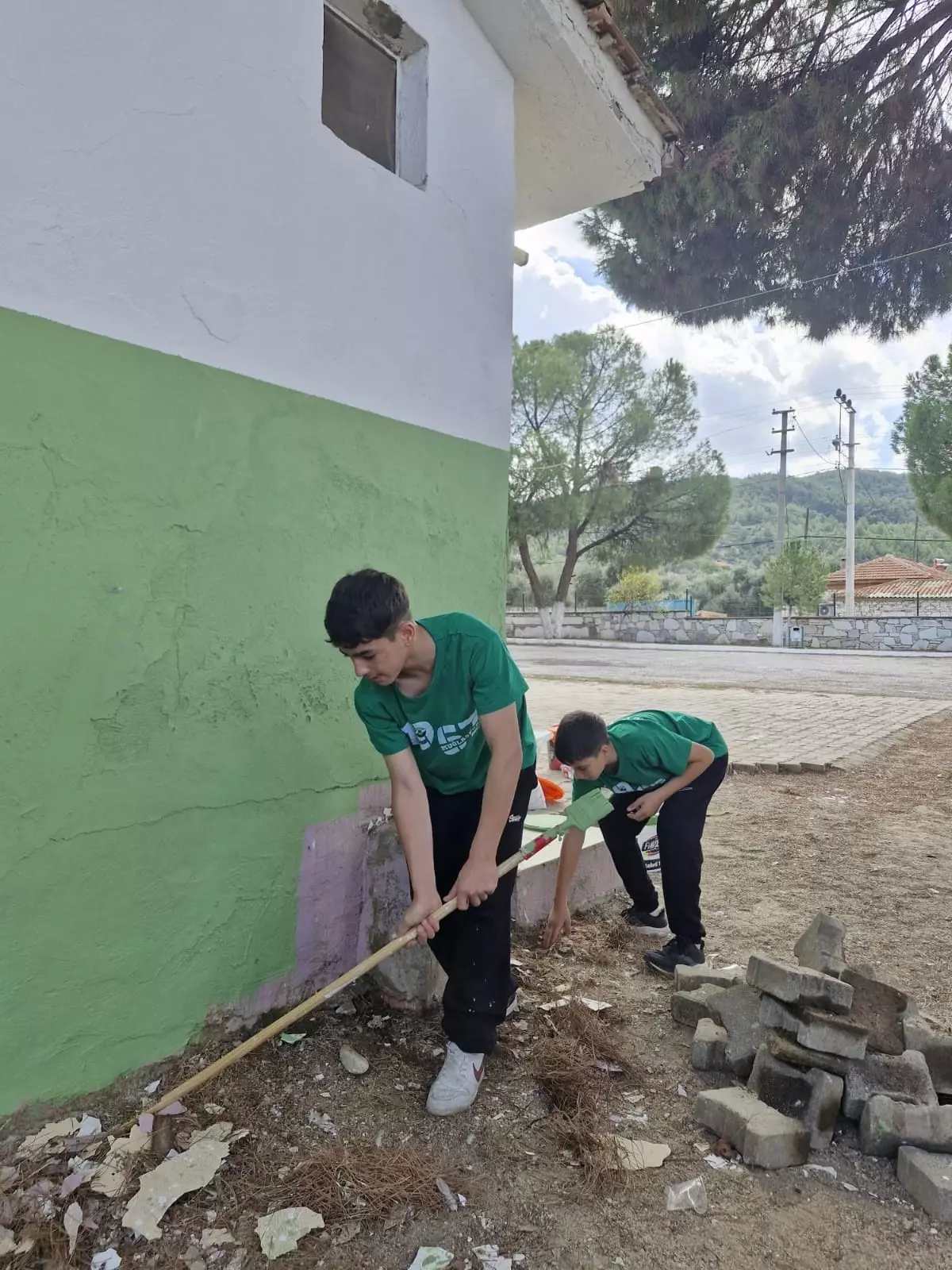 muglaspor taraftarlari okul yeniledi F37BGK2X.jpg