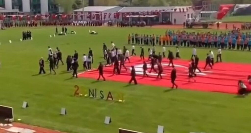 sosyal-medyayi-ayaga-kaldiran-bayrak-goruntusunun-asli-ne-cikti-PUflGvys